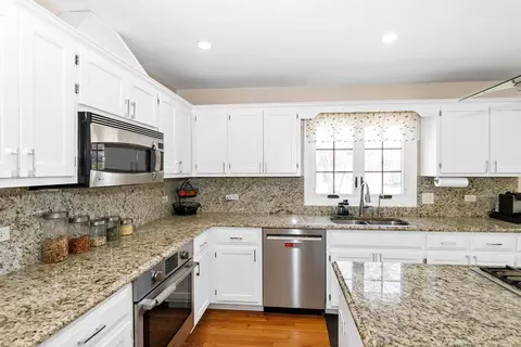Kitchen - 3916 Nighthawk Ct, Naperville, IL 60540 photo 6 of 6