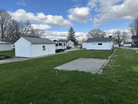 Exterior - 627 Genesee Ave, Morrison, IL 61270 photo 4 of 5