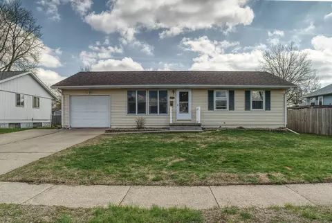 1709 Middle Rd, Camanche, IA 52730