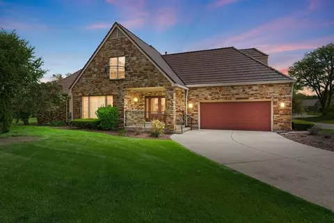 910 Red Fox Ln, Oak Brook, IL 60523