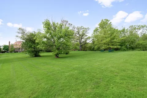 Exterior - 910 Red Fox Ln, Oak Brook, IL 60523 photo 6 of 9