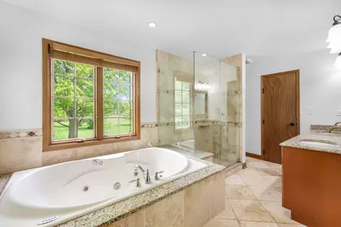 Bath - 910 Red Fox Ln, Oak Brook, IL 60523 photo 3 of 7