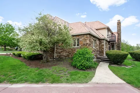 Exterior - 910 Red Fox Ln, Oak Brook, IL 60523 photo 9 of 9