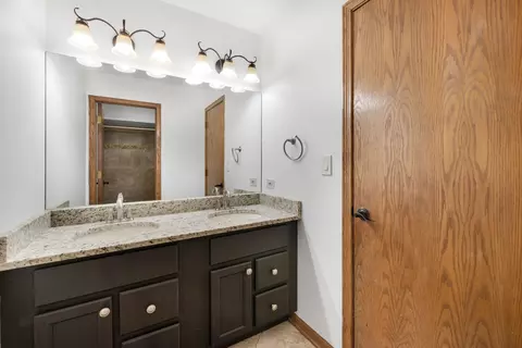 Bath - 910 Red Fox Ln, Oak Brook, IL 60523 photo 4 of 7