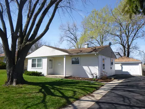 30 Aspen Ln, Carpentersville, IL 60110