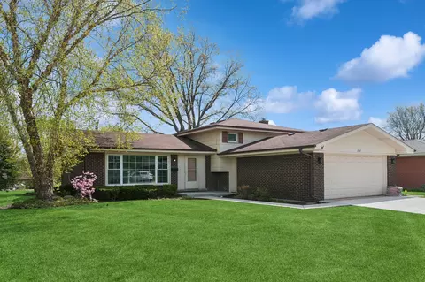 2007 N Spruce Ter, Arlington Heights, IL 60004