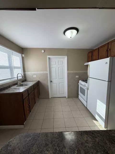 Kitchen - 16130 Justine St, Markham, IL 60428 photo 2 of 2