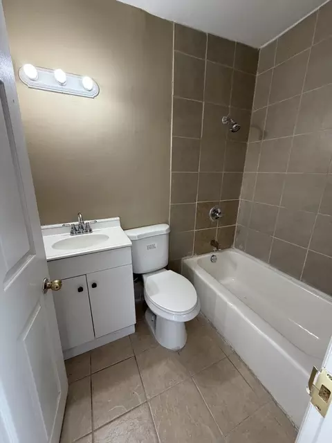 Bath - 16130 Justine St, Markham, IL 60428 photo 1 of 2