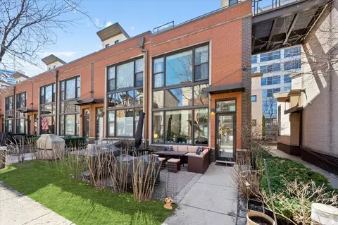 930 N Howe St #930, Chicago, IL 60610