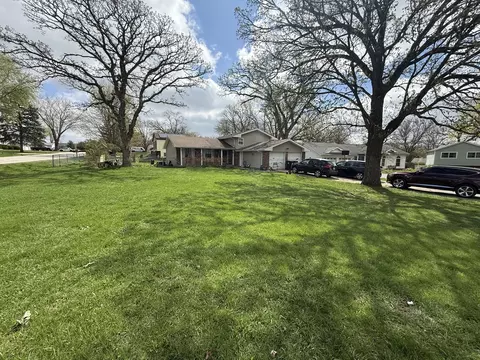 2311 Oakwood Ct, Mchenry, IL 60051