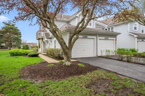 1200 Tennyson Ln #8, Naperville, IL 60540