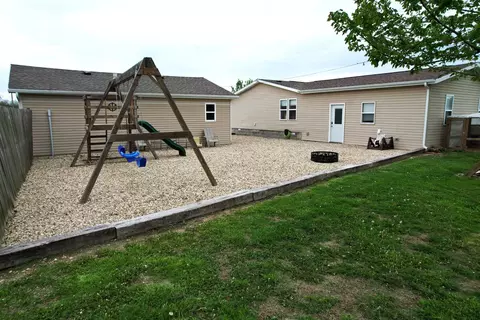 Exterior - 16495 E Robin Rd, Mount Vernon, IL 62864 photo 4 of 7