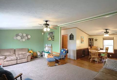Living - 16495 E Robin Rd, Mount Vernon, IL 62864 photo 1 of 3