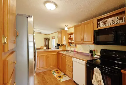 Kitchen - 16495 E Robin Rd, Mount Vernon, IL 62864 photo 4 of 4