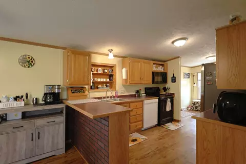 Kitchen - 16495 E Robin Rd, Mount Vernon, IL 62864 photo 2 of 4