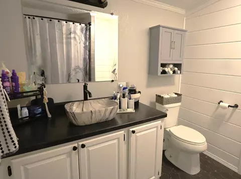 Bath - 16495 E Robin Rd, Mount Vernon, IL 62864 photo 2 of 5