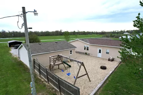 Exterior - 16495 E Robin Rd, Mount Vernon, IL 62864 photo 5 of 7