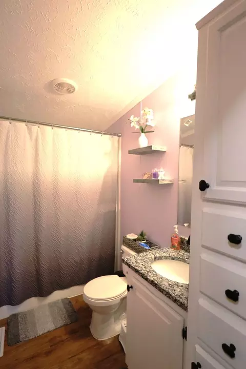 Bath - 16495 E Robin Rd, Mount Vernon, IL 62864 photo 5 of 5