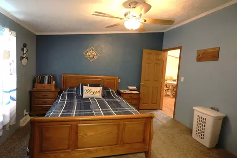 Bedroom - 16495 E Robin Rd, Mount Vernon, IL 62864 photo 2 of 4