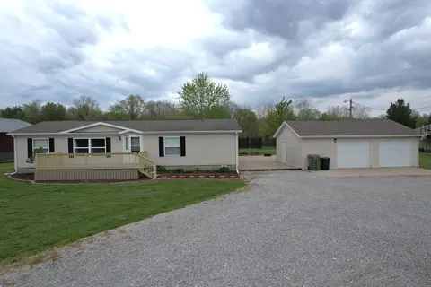 Exterior - 16495 E Robin Rd, Mount Vernon, IL 62864 photo 2 of 7