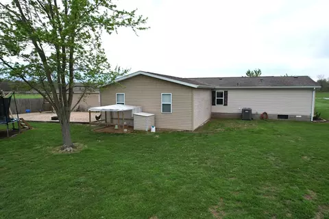 Exterior - 16495 E Robin Rd, Mount Vernon, IL 62864 photo 3 of 7
