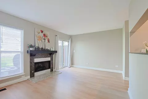 Living - 2004 Waverly Ln, Algonquin, IL 60102 photo 3 of 4