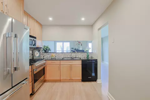Kitchen - 2004 Waverly Ln, Algonquin, IL 60102 photo 3 of 4