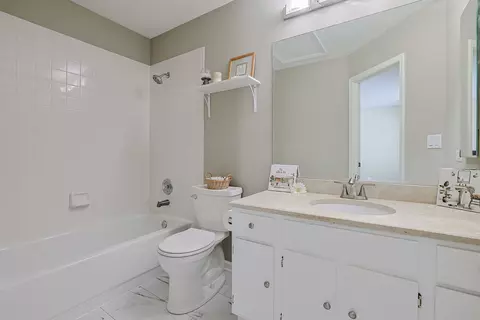 Bath - 2004 Waverly Ln, Algonquin, IL 60102 photo 6 of 6