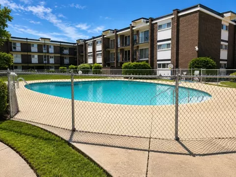 10109 Cherry Pkwy #M10, Skokie, IL 60076