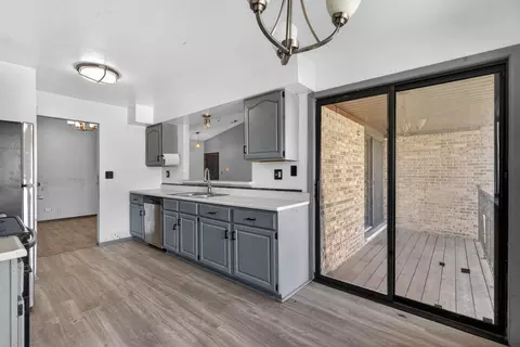 Kitchen - 107 Walters Ln #2A, Itasca, IL 60143 photo 1 of 3