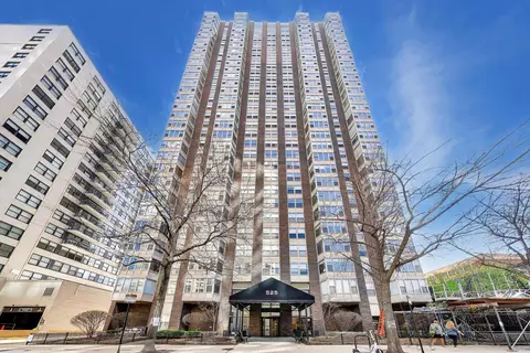 525 W Hawthorne Pl #606, Chicago, IL 60657