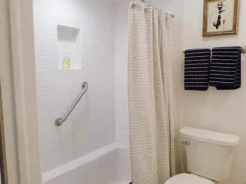 Bath - 20331 Fairfield Ave, Olympia Fields, IL 60461 photo 1 of 2