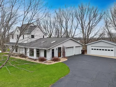 2472 W Red Oak Rd, Freeport, IL 61032