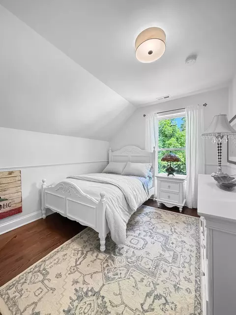 Bedroom - 882 Willow Rd, Winnetka, IL 60093 photo 2 of 3