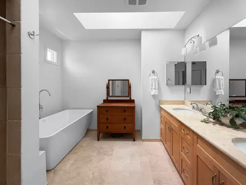 Bath - 882 Willow Rd, Winnetka, IL 60093 photo 2 of 2