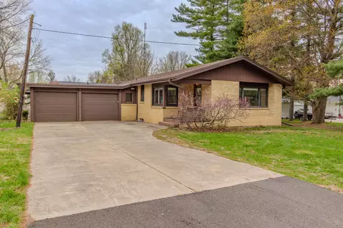 17427 Carver Rd, Hudson, IL 61748