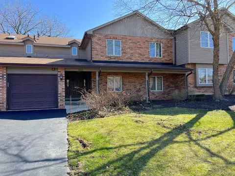 986 West Ct #A, Naperville, IL 60563