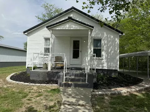 1304 W Benton St, Mcleansboro, IL 62859