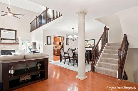 910 Sweetflower Dr, Hoffman Estates, IL 60169 photo 2