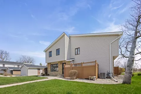 231 E Woodlawn Rd, New Lenox, IL 60451