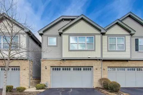 3223 N Heritage Ln, Arlington Heights, IL 60004