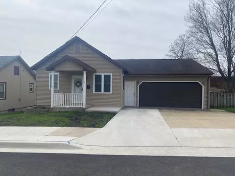 418 6th St, Peru, IL 61354