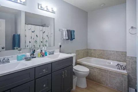 Bath - 728 Kristin Dr, Normal, IL 61761 photo 2 of 4