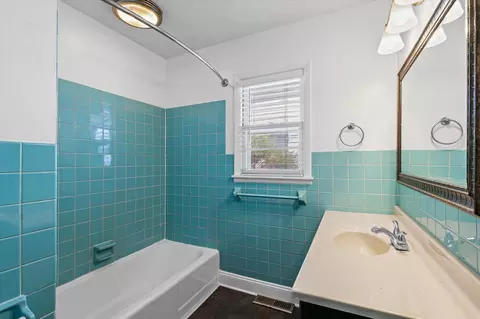 Bath - 1423 Rose Dr, Champaign, IL 61821 photo 1 of 2
