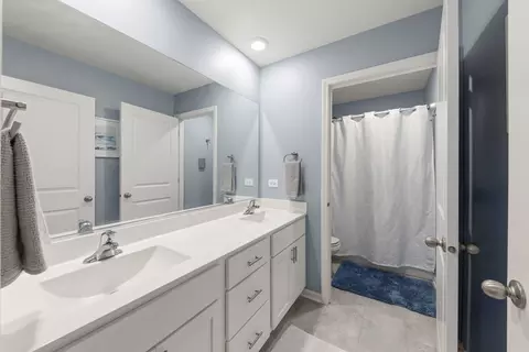 Bath - 2219 Daly Ln, Plainfield, IL 60586 photo 3 of 4