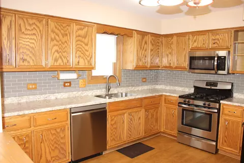 Kitchen - 4943 E Circle Dr #305, Crestwood, IL 60418 photo 6 of 6