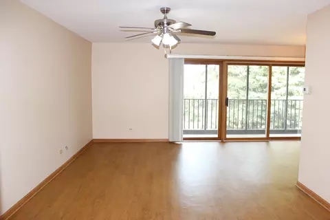 Living - 4943 E Circle Dr #305, Crestwood, IL 60418 photo 2 of 5