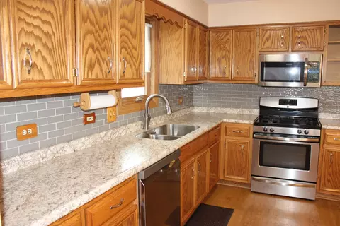 Kitchen - 4943 E Circle Dr #305, Crestwood, IL 60418 photo 3 of 6