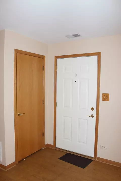 Entry Way - 4943 E Circle Dr #305, Crestwood, IL 60418 photo 3 of 3