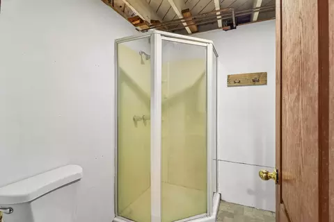 Bath - 3908 W Kane Ave, Mchenry, IL 60050 photo 2 of 3